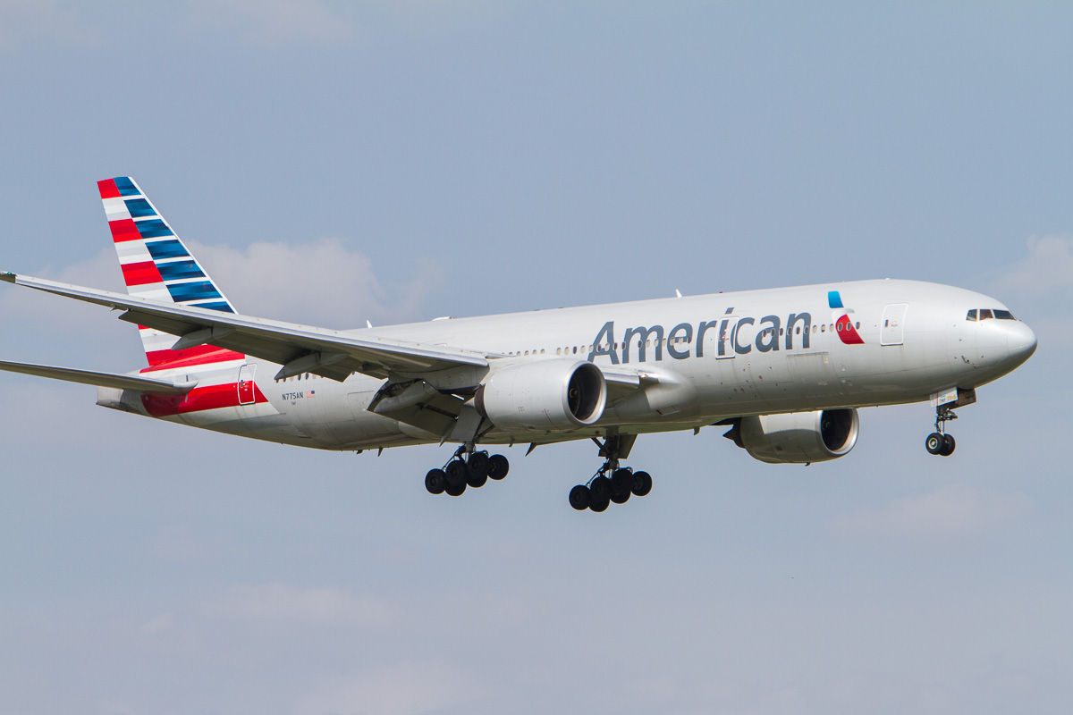 An American Airlines Boeing 777-200 on final approach to Dallas–Fort Worth International Airport