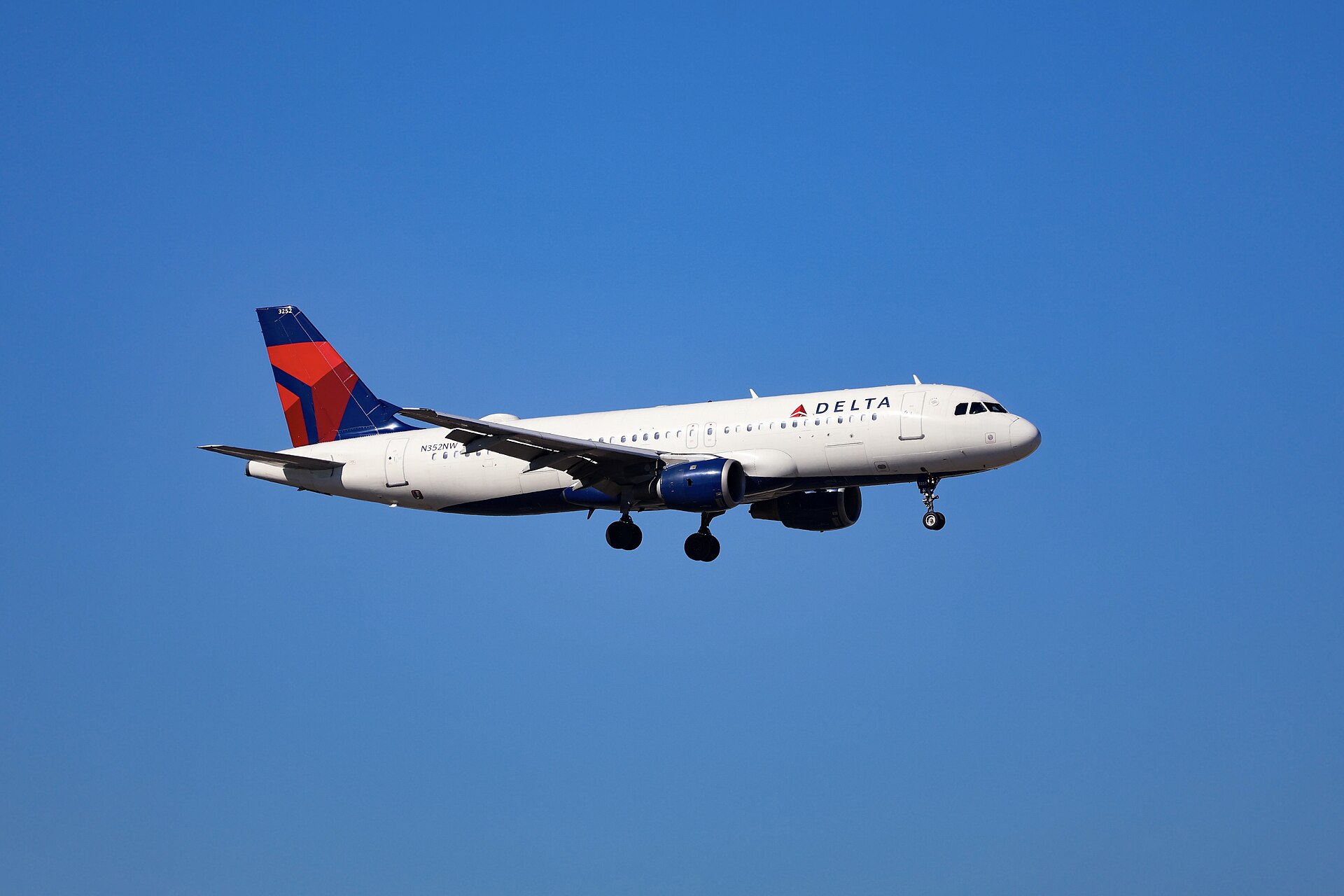 A Delta Air Lines Airbus A320 on final approach to Atlanta
