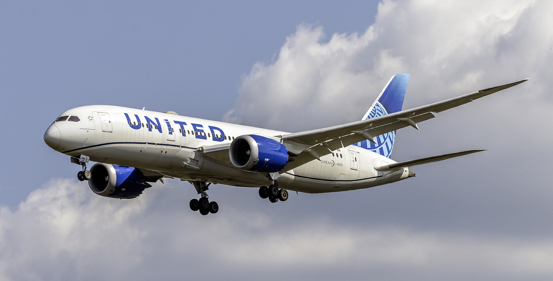 A United Airlines Boeing 787-8 on final approach at Washington Dulles International Airport